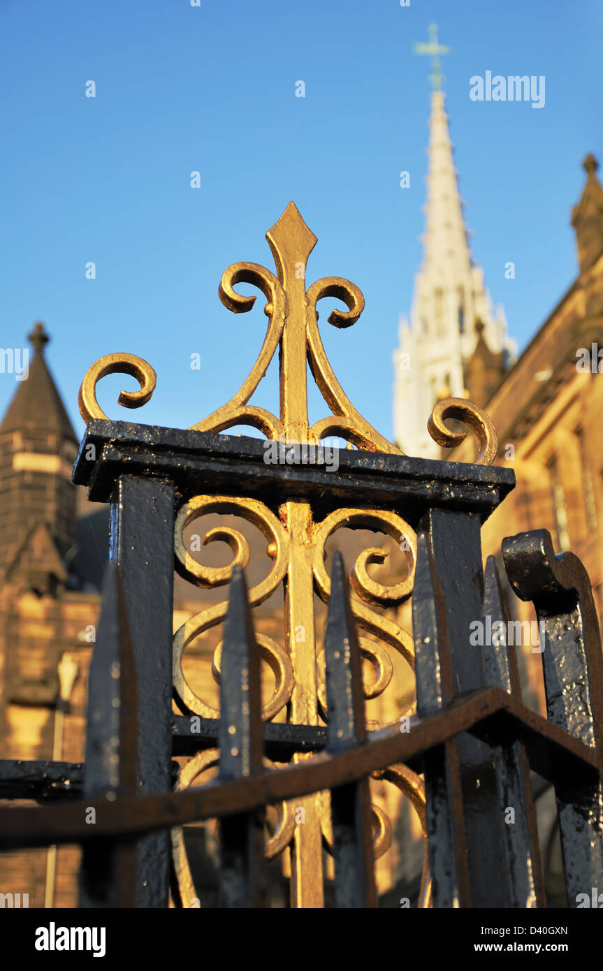 Schwarz und Gold lackiert schmiedeeisernes Tor an der Universität Glasgow Stockfoto