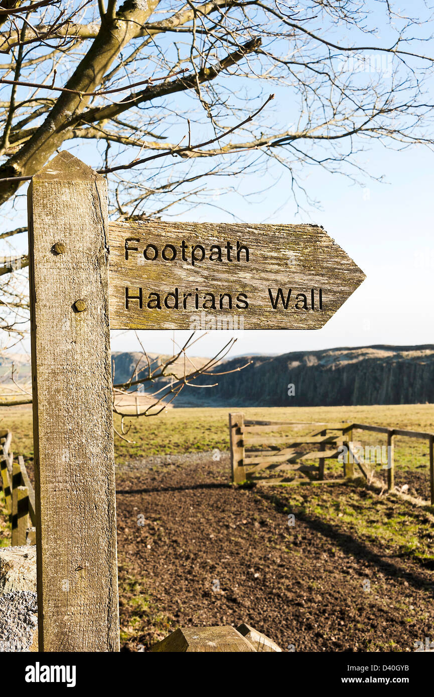 Hölzerne Wegweiser zeigt auf Fußweg zur Hadrian Wand in der Nähe von Crag Lough von Stahl-Rigg-Parkplatz in der Nähe einmal gebraut Northumberland UK Stockfoto