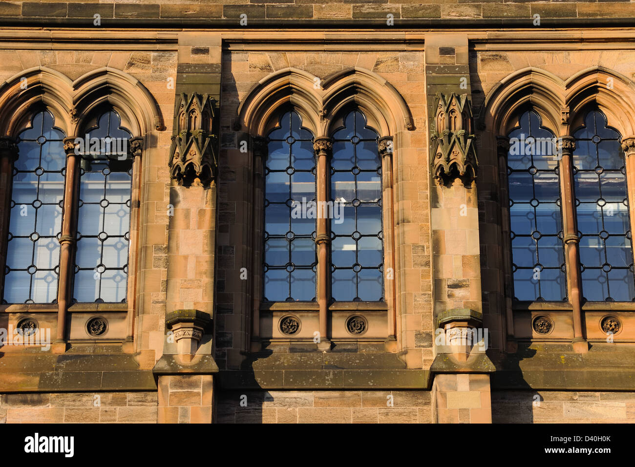Universität Glasgow gotischen Bogenfenstern. Stockfoto