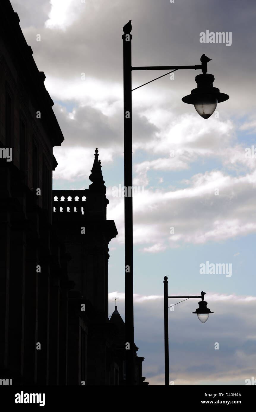 Silhouette-Szene von Gebäuden und Straßenlaternen in Garnethill, Glasgow, Schottland, Großbritannien Stockfoto
