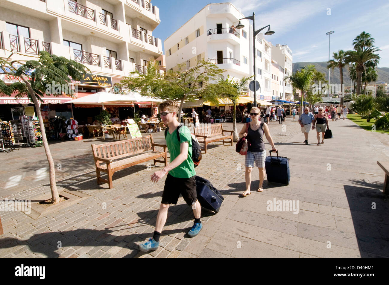 Promenade Promenade Board walk Touristen Tourist Tourismus Los Cristianos Teneriffa Strand Kanarische Inseln Kanaren Insel Ferie Stockfoto