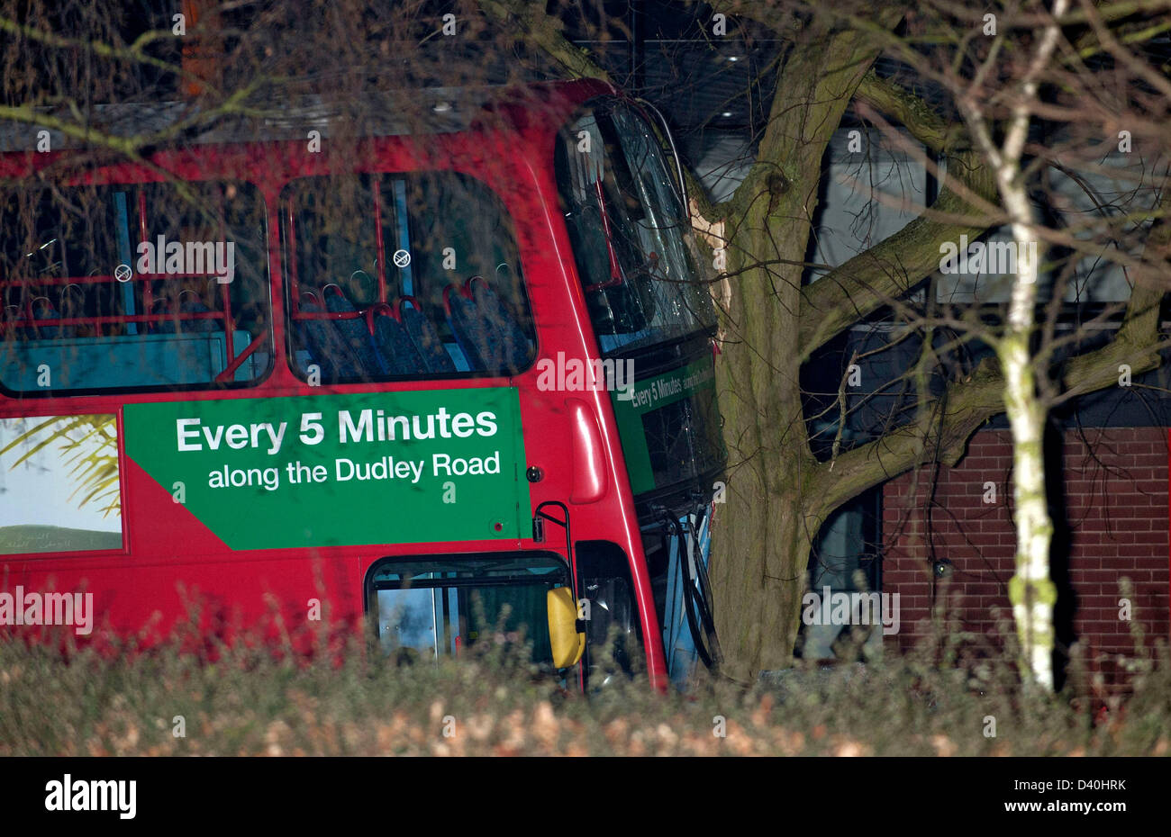 Birmingham, Vereinigtes Königreich. 27. Februar 2013. Ein Bus stürzt an einen Baum auf Summer Hill Road, Birmingham, England, ca. 22:15 2 Passagiere und der Fahrer verletzt. Bildnachweis: Richard Grange / Alamy Live News Stockfoto