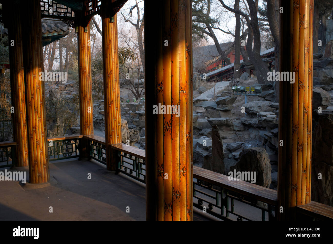 Pavillon-Säulen in der Prinz Gong Herrenhaus in Peking, China. 23. Februar 2013 Stockfoto