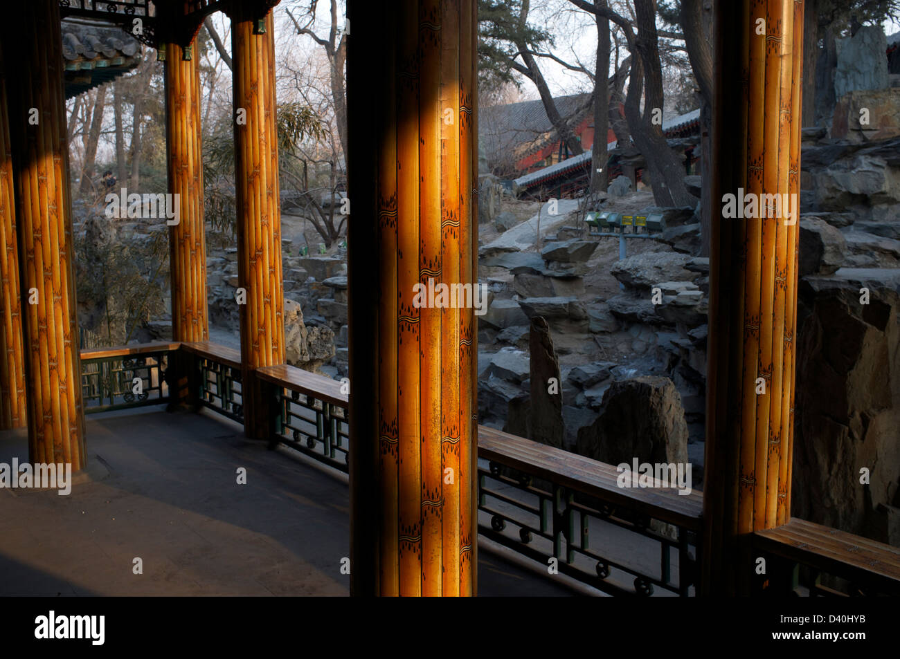 Pavillon-Säulen in der Prinz Gong Herrenhaus in Peking, China. 23. Februar 2013 Stockfoto
