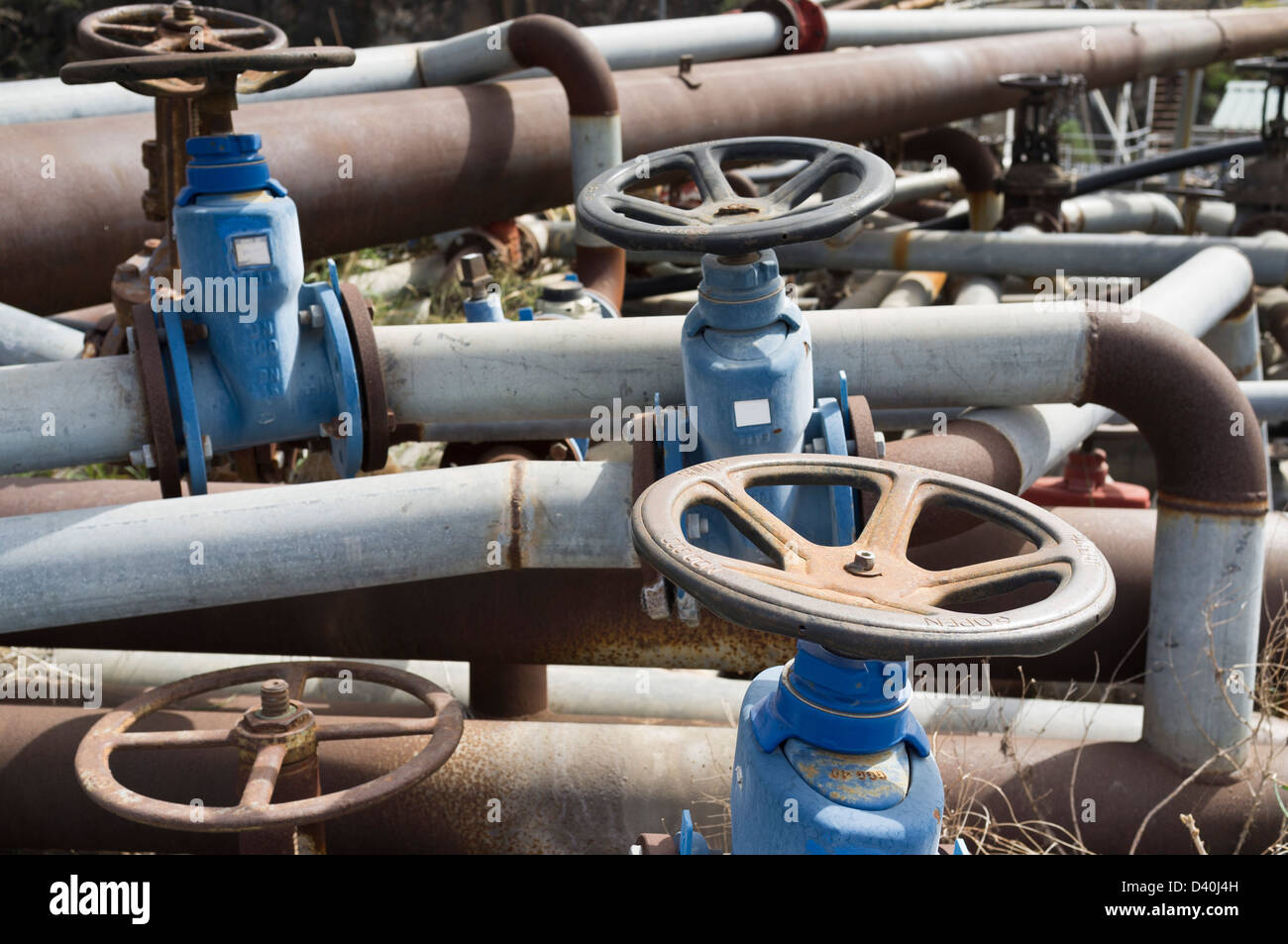 Wasserleitungen und Armaturen für die Leitung der Bewässerung für Betriebe im Bereich Adeje Tenerife, Kanarische Inseln, Spanien Stockfoto