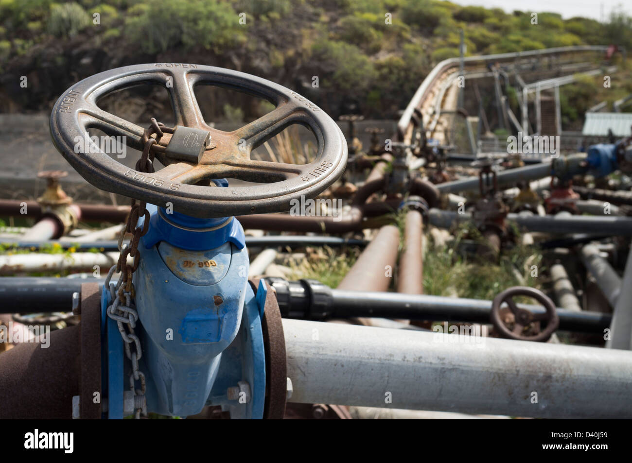Wasserleitungen und Armaturen für die Leitung der Bewässerung für Betriebe im Bereich Adeje Tenerife, Kanarische Inseln, Spanien Stockfoto