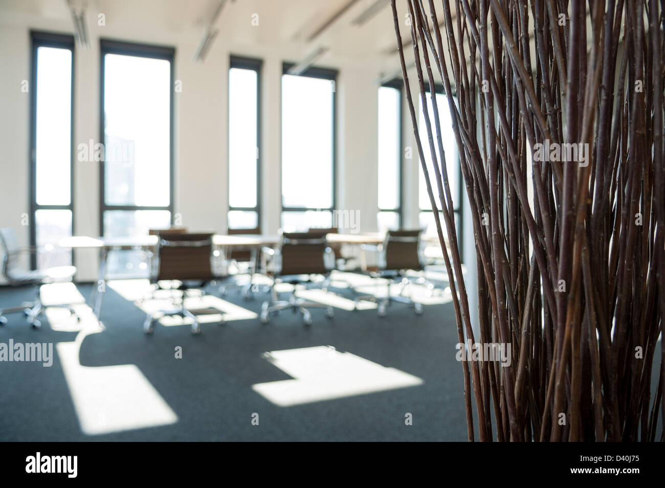 Büro Interieur mit Eames Office Stühle Stockfoto