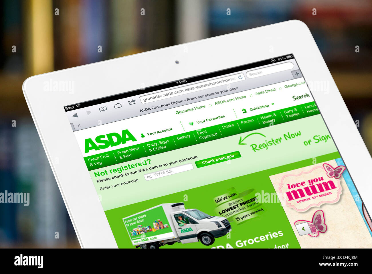 Lebensmittel online-shopping auf der ASDA-Website mit einer 4. Generation des Apple iPad Stockfoto