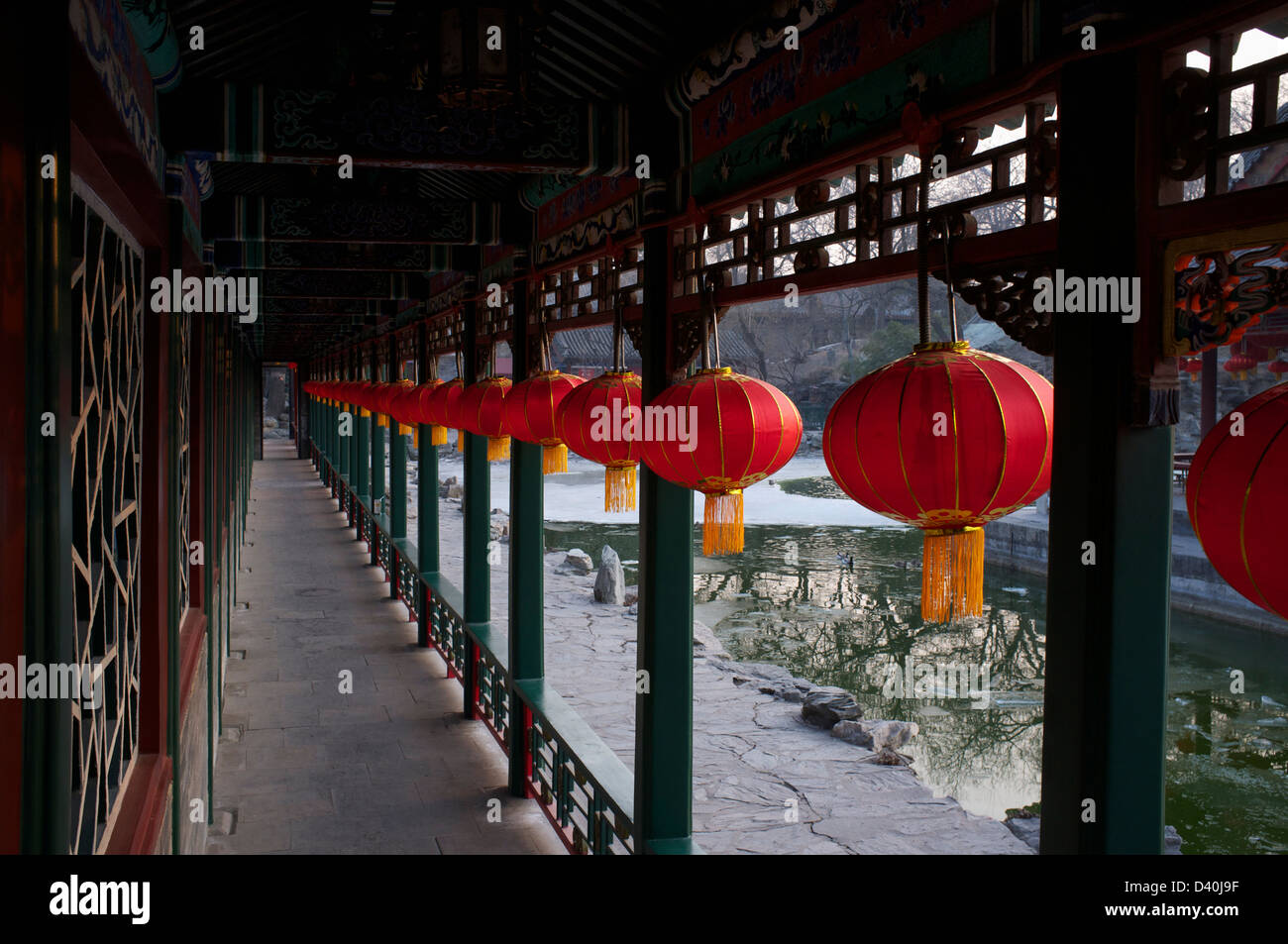 Chinesische Laternen sind auf einen Korridor in der Prinz Gong Herrenhaus in Peking eingerichtet. 23. Februar 2013 Stockfoto