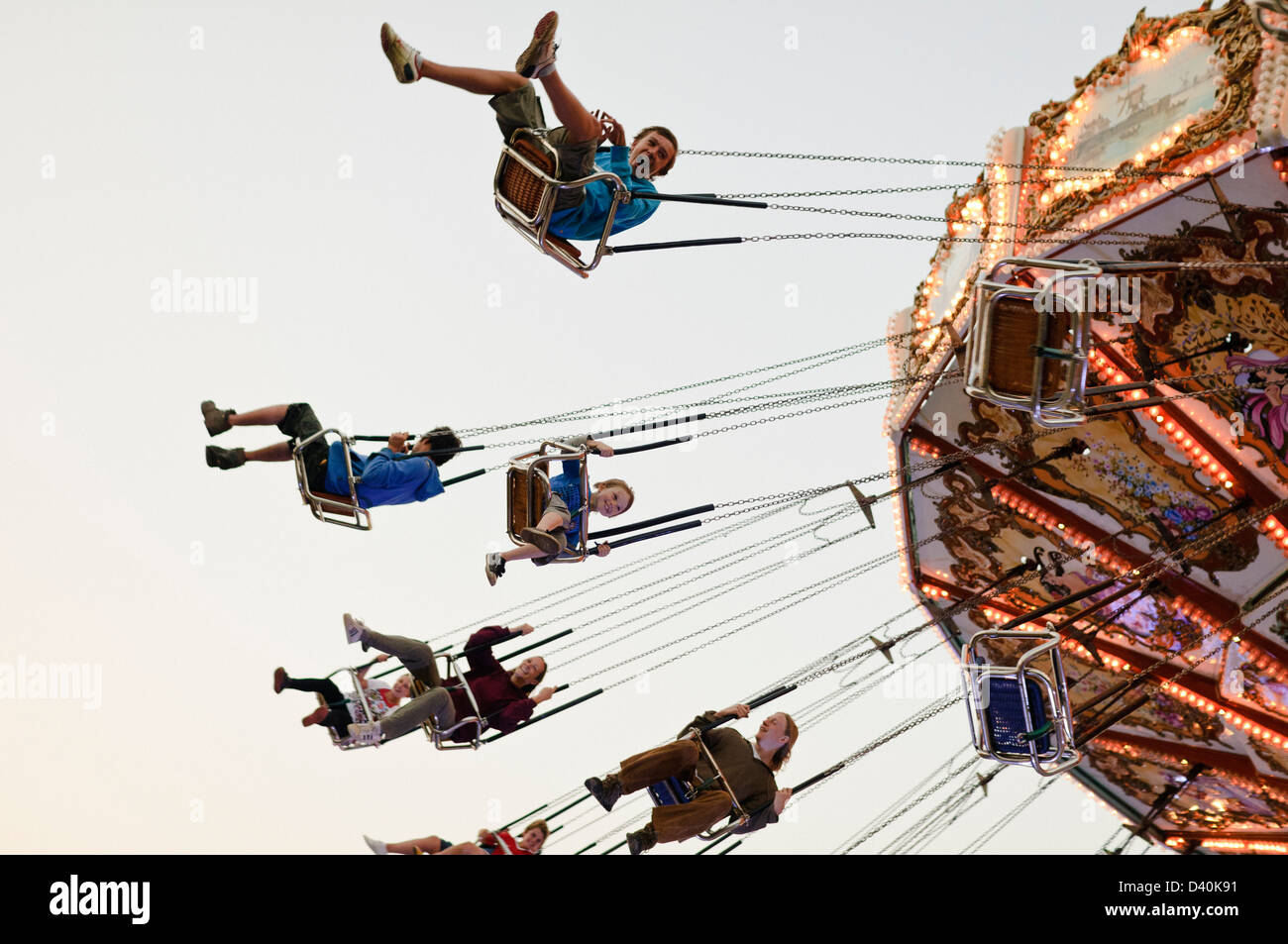 Menschen, die genießen einer Fahrt auf einem Messegelände fahren Stockfoto