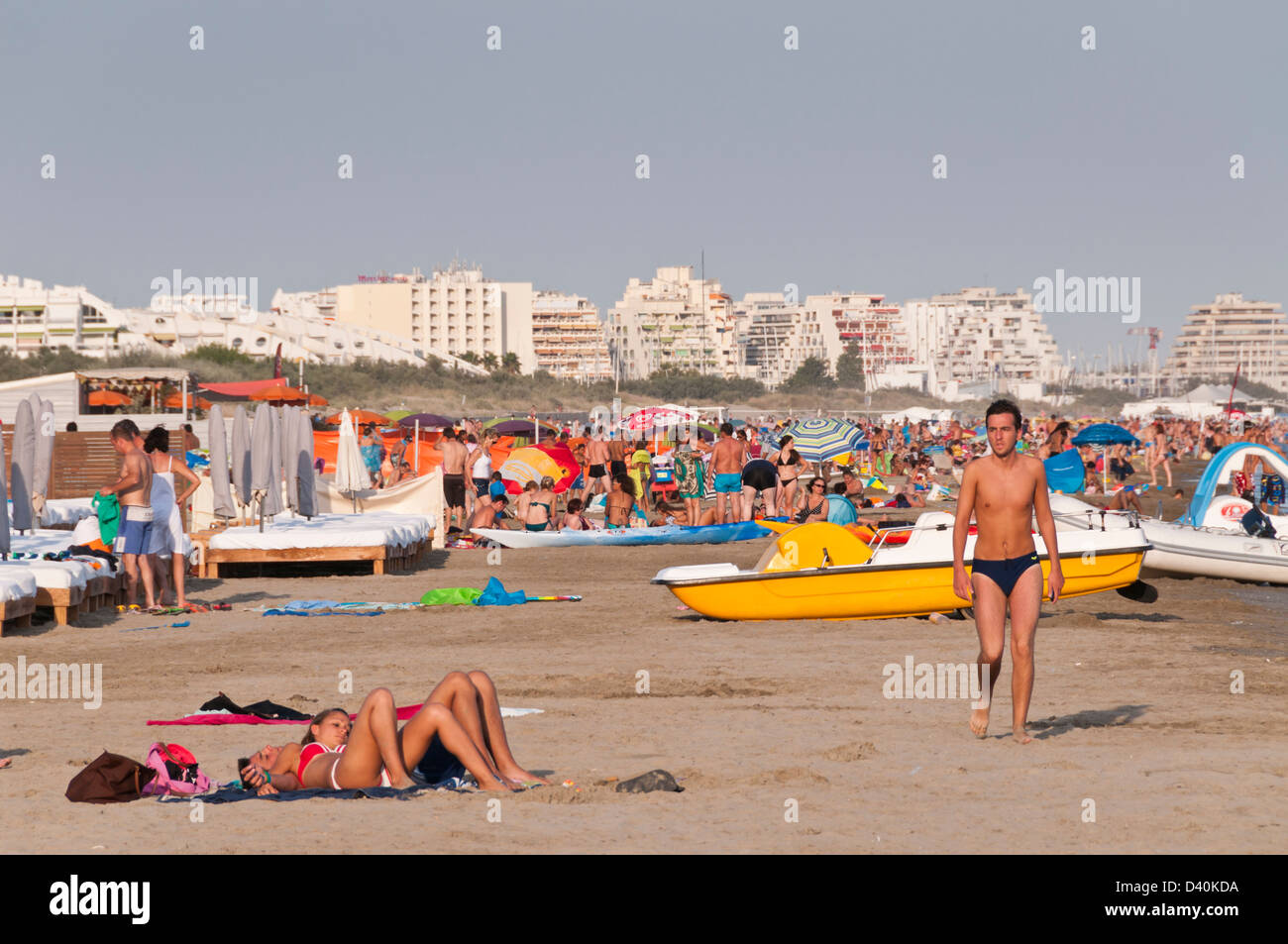 Menschen auf dem Mittelmeer Strand La Grande Motte, Hérault, Languedoc Roussillon, Frankreich Stockfoto