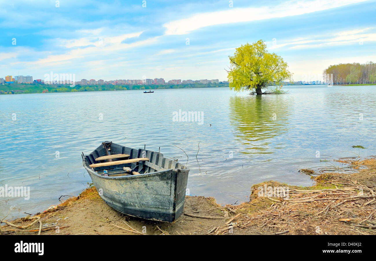 Boot am Ufer der Donau Stockfoto
