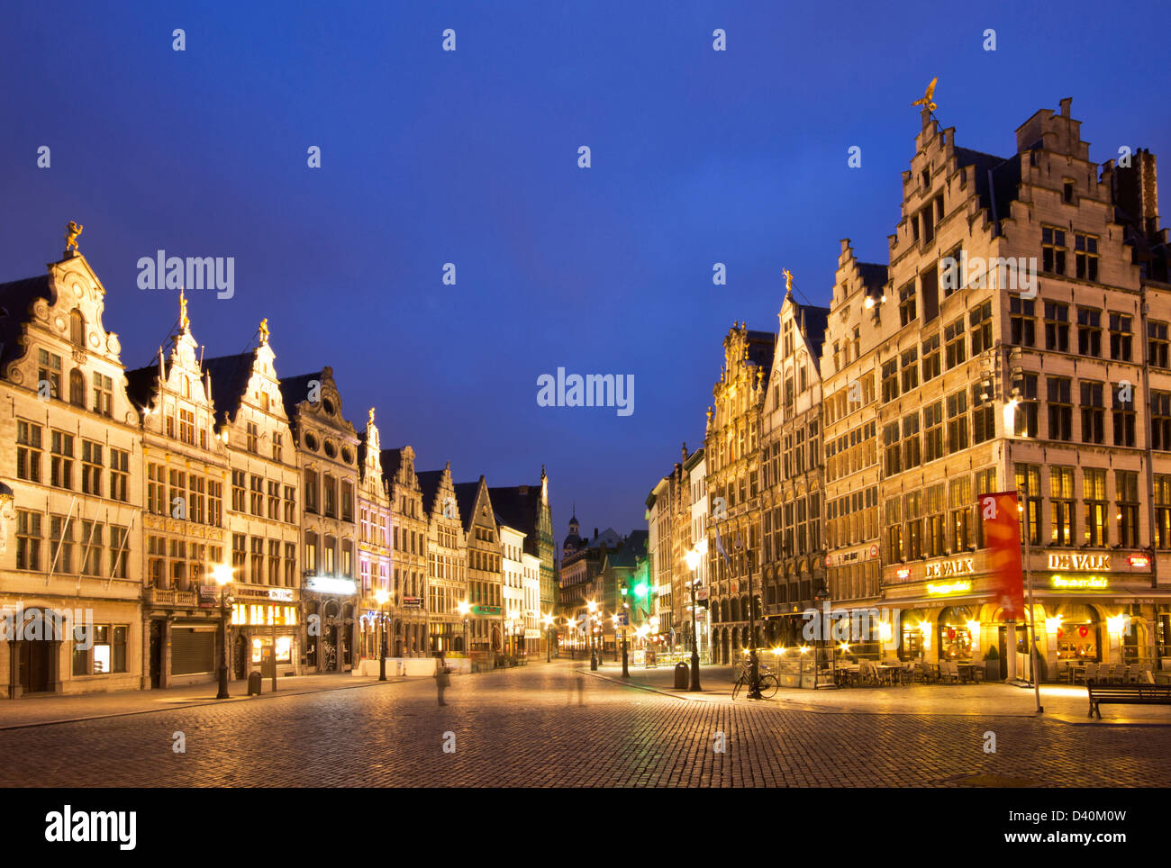 Antwerpen bei Nacht - Diamond Straße Gehweg umgeben von traditionellen alten Häusern. Stockfoto