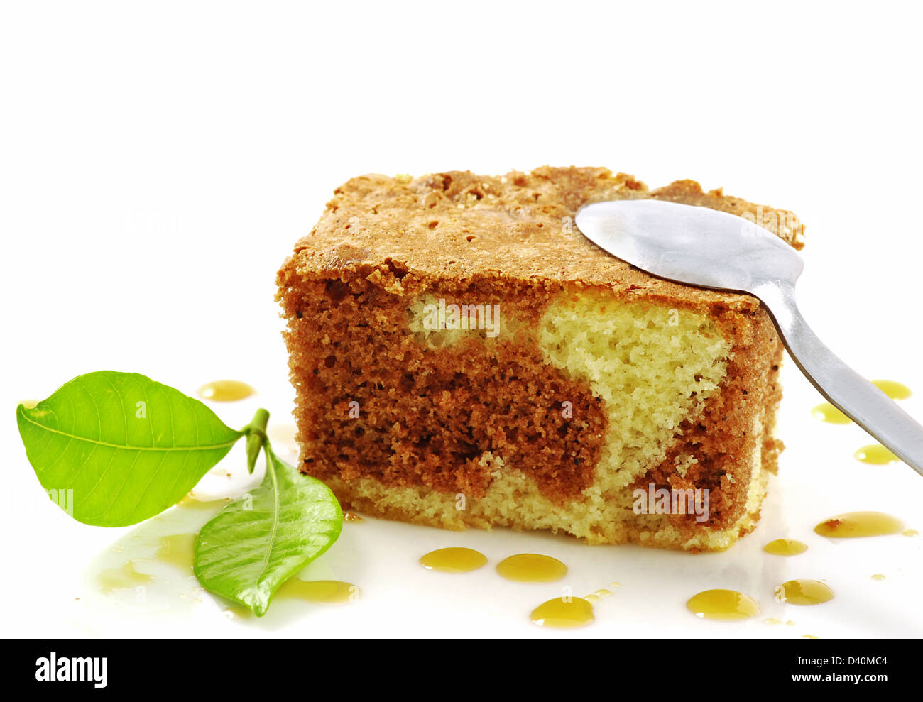 Schöne Marmor-Kuchen mit einem Löffel und einem frischen grünen Blatt Stockfoto
