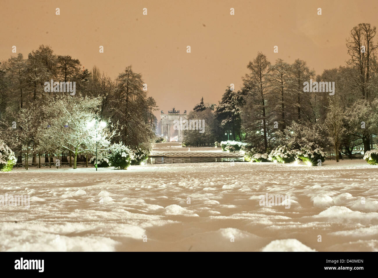 Arco della pace, im Parco Sempione mit Schnee. Stockfoto