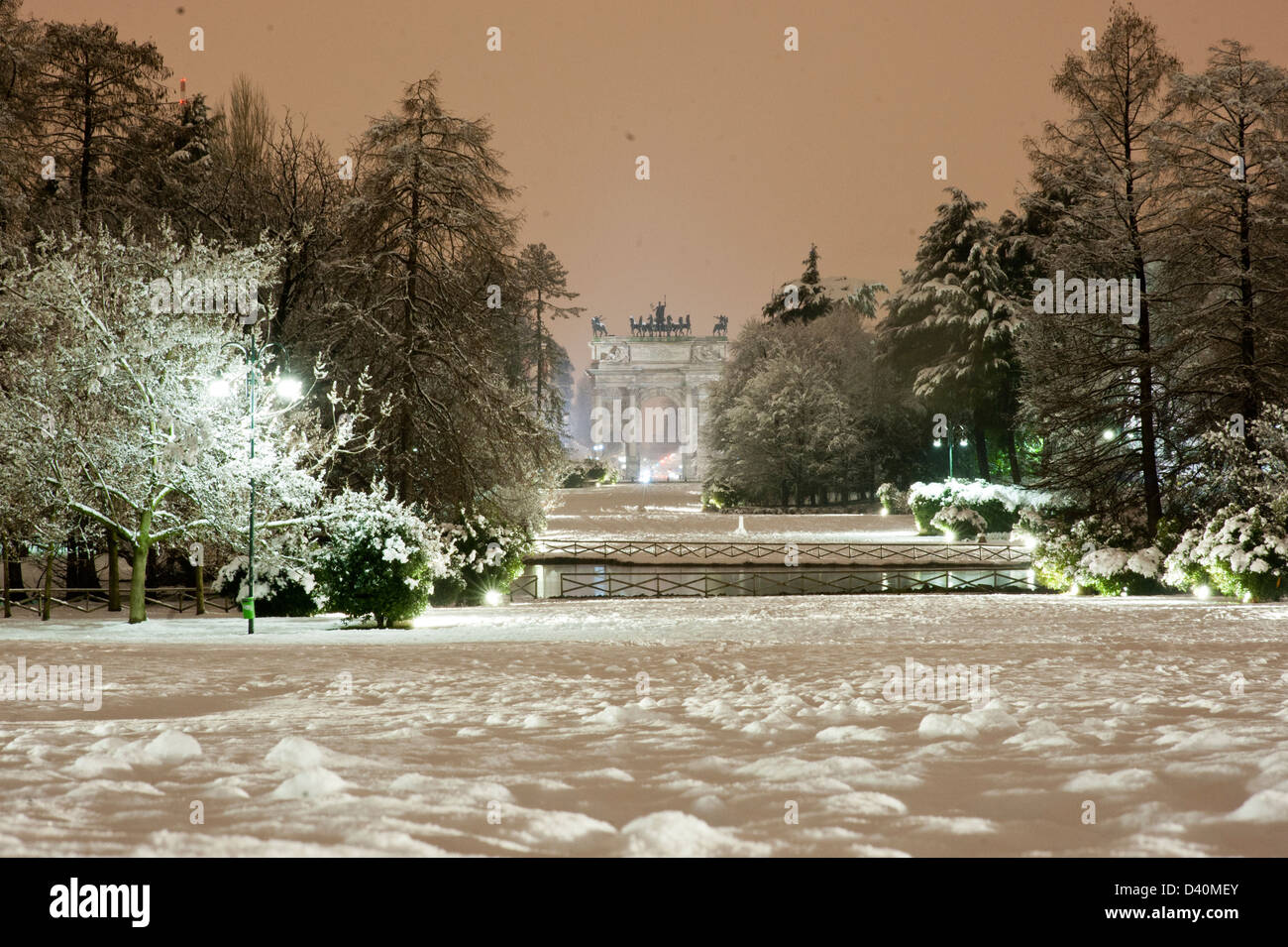 Arco della pace, im Parco Sempione mit Schnee. Stockfoto