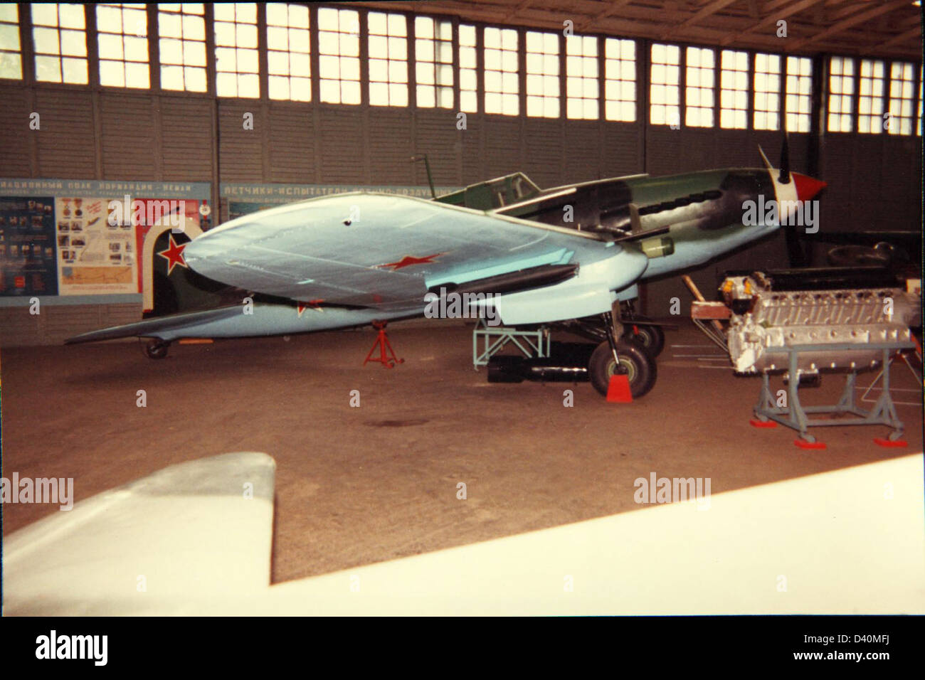 Die Iljuschin Il-2 Shturmovik war ein sowjetisches Bodenangriffsflugzeug, das während des Zweiten Weltkriegs häufig eingesetzt wurde und für seine Haltbarkeit und Fähigkeit, schweren Schäden standzuhalten, bekannt ist. Die Il-2 wurde entwickelt, um feindliche Panzer, Fahrzeuge und Truppen zu zerstören. Es war eines der effektivsten und gefürchtetsten Angriffsflugzeuge des Krieges, das die sowjetischen Bodenkräfte kritisch unterstützte. Stockfoto