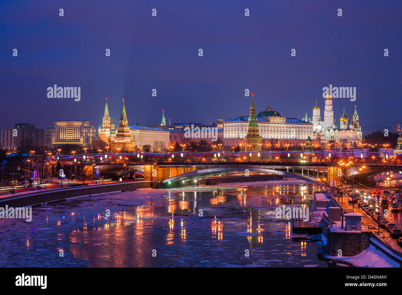 Moskauer Kreml und große steinerne Brücke nachts Winter Stockfoto