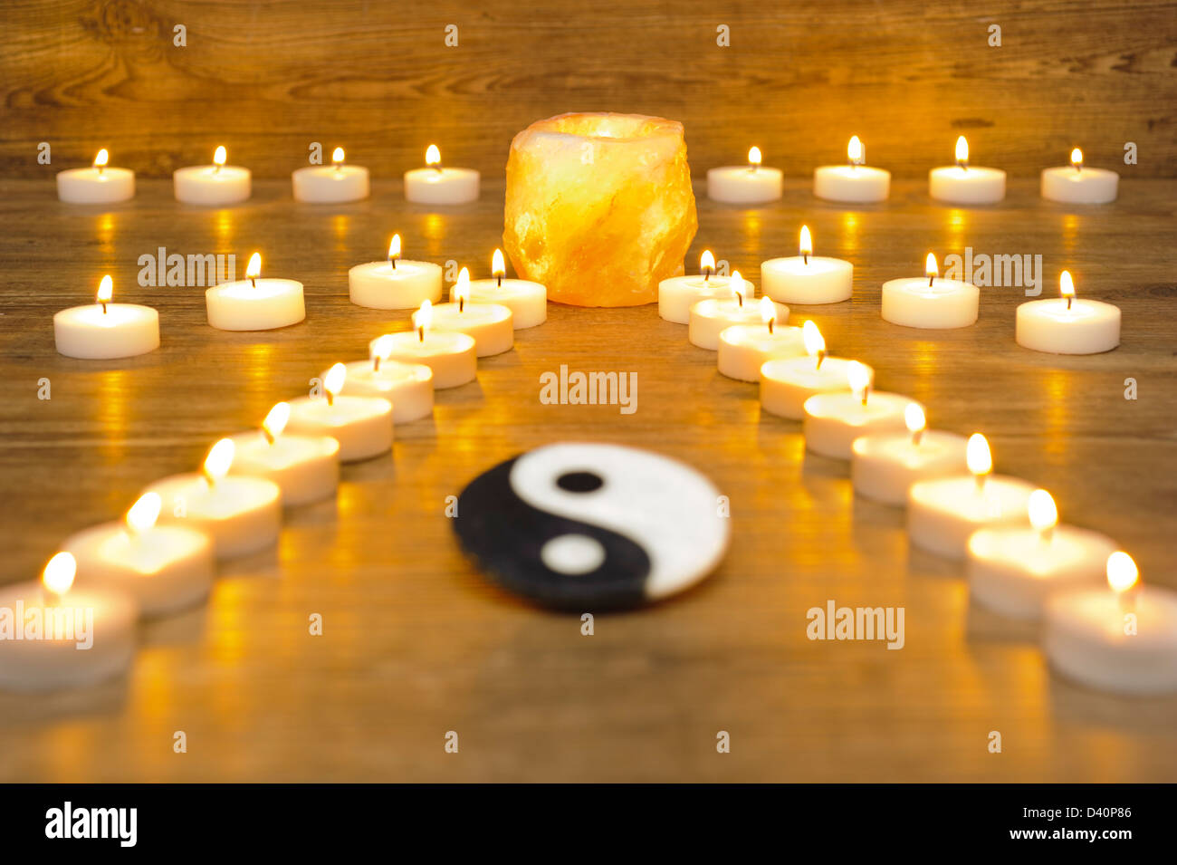 Japanischer Zen-Garten mit Kerzen und Stein von Yin und yang Stockfoto