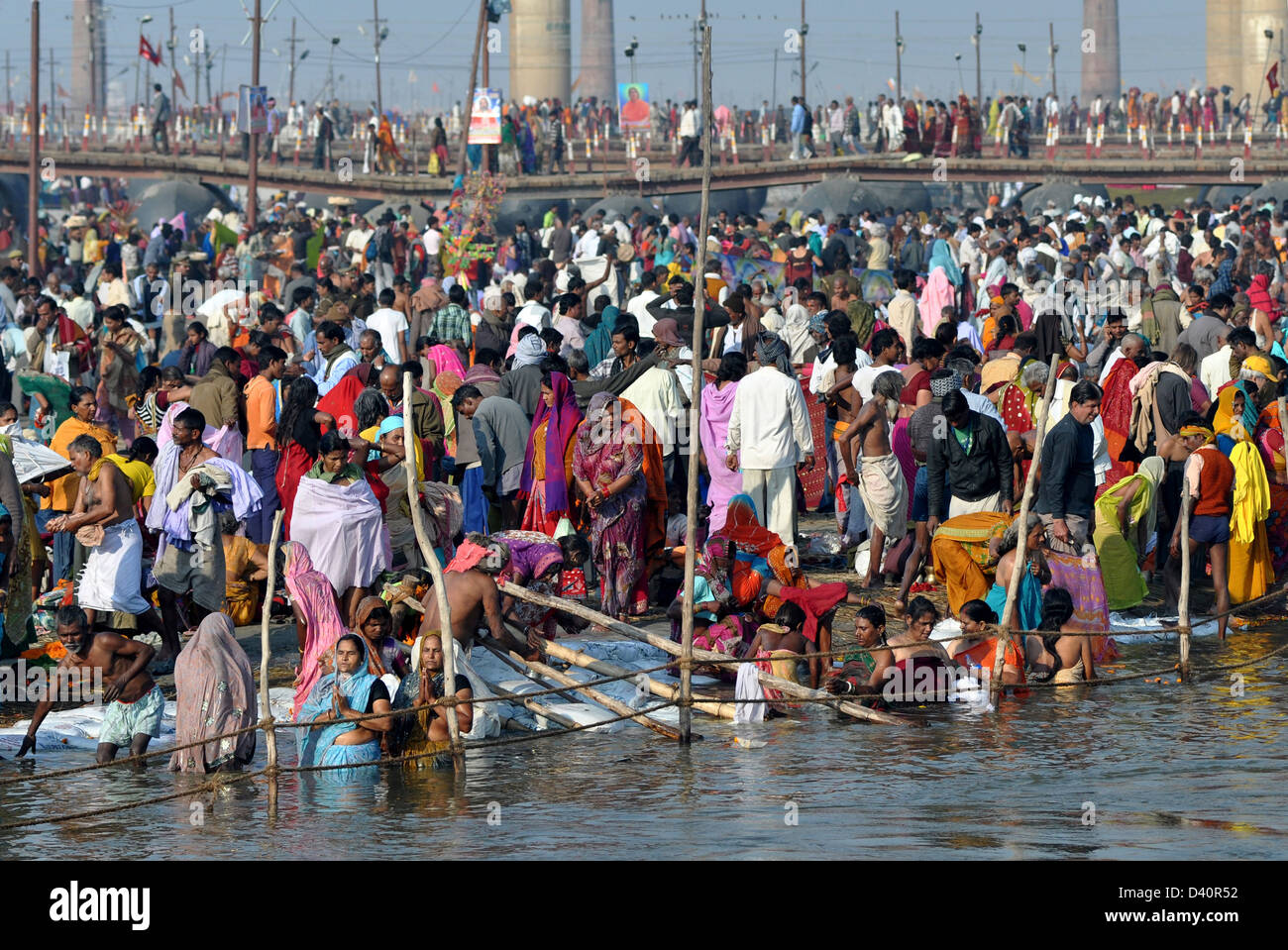 Hindu Anhänger Baden an den Ufern des Sangam, dem Zusammenfluss von den heiligen Flüssen Ganges, Yamuna und die mythischen Saraswati. Stockfoto
