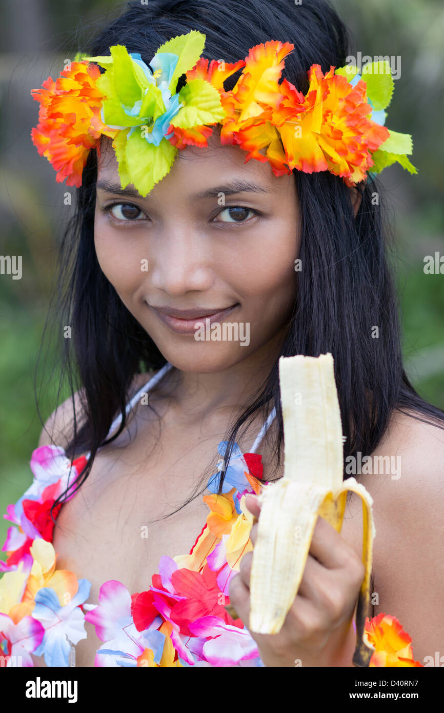 Exotische Mädchen eine Banane essen Stockfoto