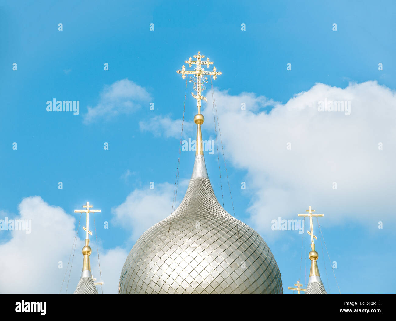 Schönen historischen Gebäudes. Runde Kuppeln und weißen Türmen der orthodoxen Kirche. Strahlend blauer Himmel mit weißen Wolken im Hintergrund. Stockfoto