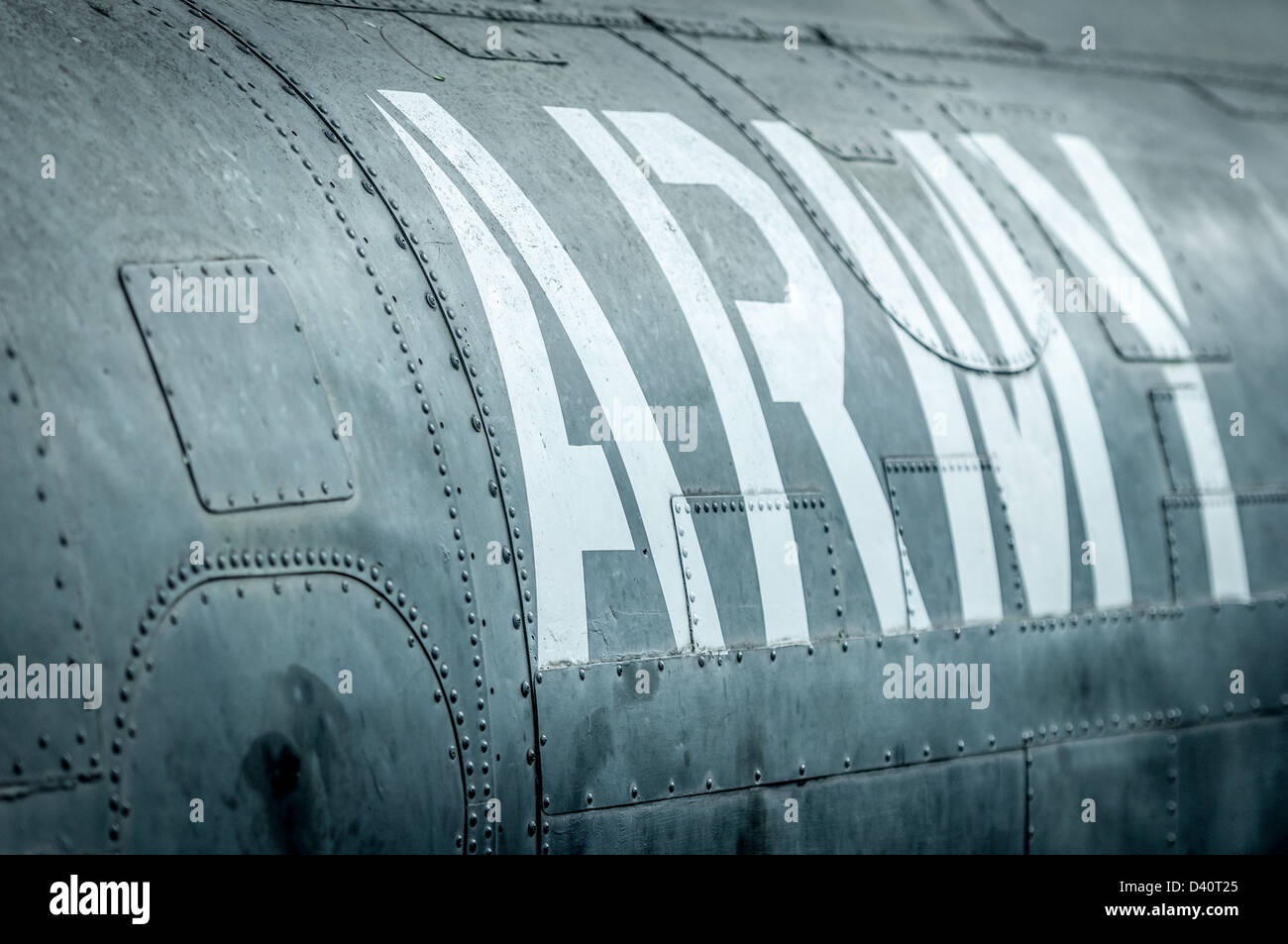 Nahaufnahme Seitenansicht Militärflugzeug mit großen weißen Armee Inschrift. Alten Krieg Flugzeug in Metallplatten. Militärische Luftfahrt. Re Stockfoto