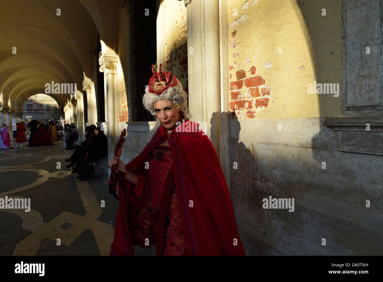 Ein Teufel unter der Veranda des Palazzo Ducale Karneval 2013. Venedig; Veneto, Italien. Stockfoto