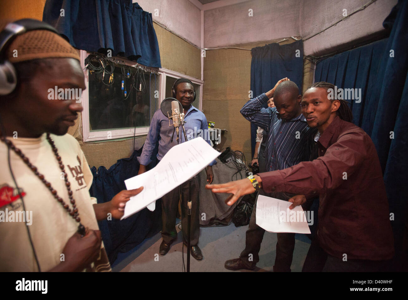 Nairobi, Kenia. 26. Februar 2013. Die Woche vor dem Kenianer zur Wahlurne gehen film Schauspieler und Pupeteers die Wahlen 2013-Special von "Die XYZ-Show". Die Show ist eine politische Satire mit einem Spoof Nachrichtensendung von Latex Puppen.  Die Show ist Sendung online jetzt in seiner siebten Saison und ersten Start lustig an Politik im Mai 2009.  Kenias Wahlen stattfinden am 4. März 2013. Stockfoto