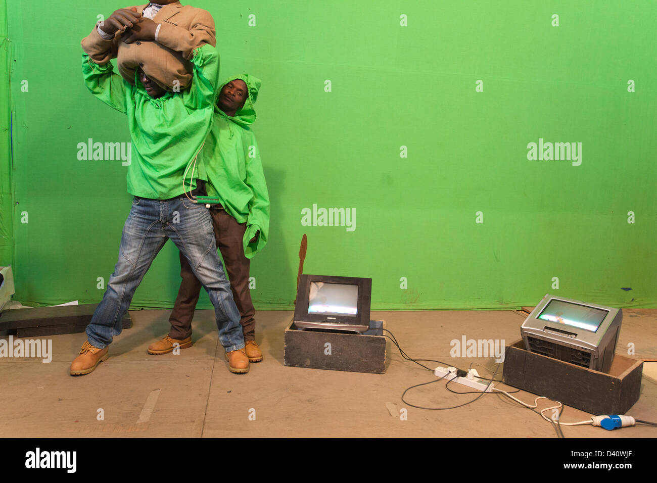 Nairobi, Kenia. 26. Februar 2013. Die Woche vor dem Kenianer zur Wahlurne gehen film Schauspieler und Pupeteers die Wahlen 2013-Special von "Die XYZ-Show". Die Show ist eine politische Satire mit einem Spoof Nachrichtensendung von Latex Puppen.  Die Show ist Sendung online jetzt in seiner siebten Saison und ersten Start lustig an Politik im Mai 2009.  Kenias Wahlen stattfinden am 4. März 2013. Stockfoto