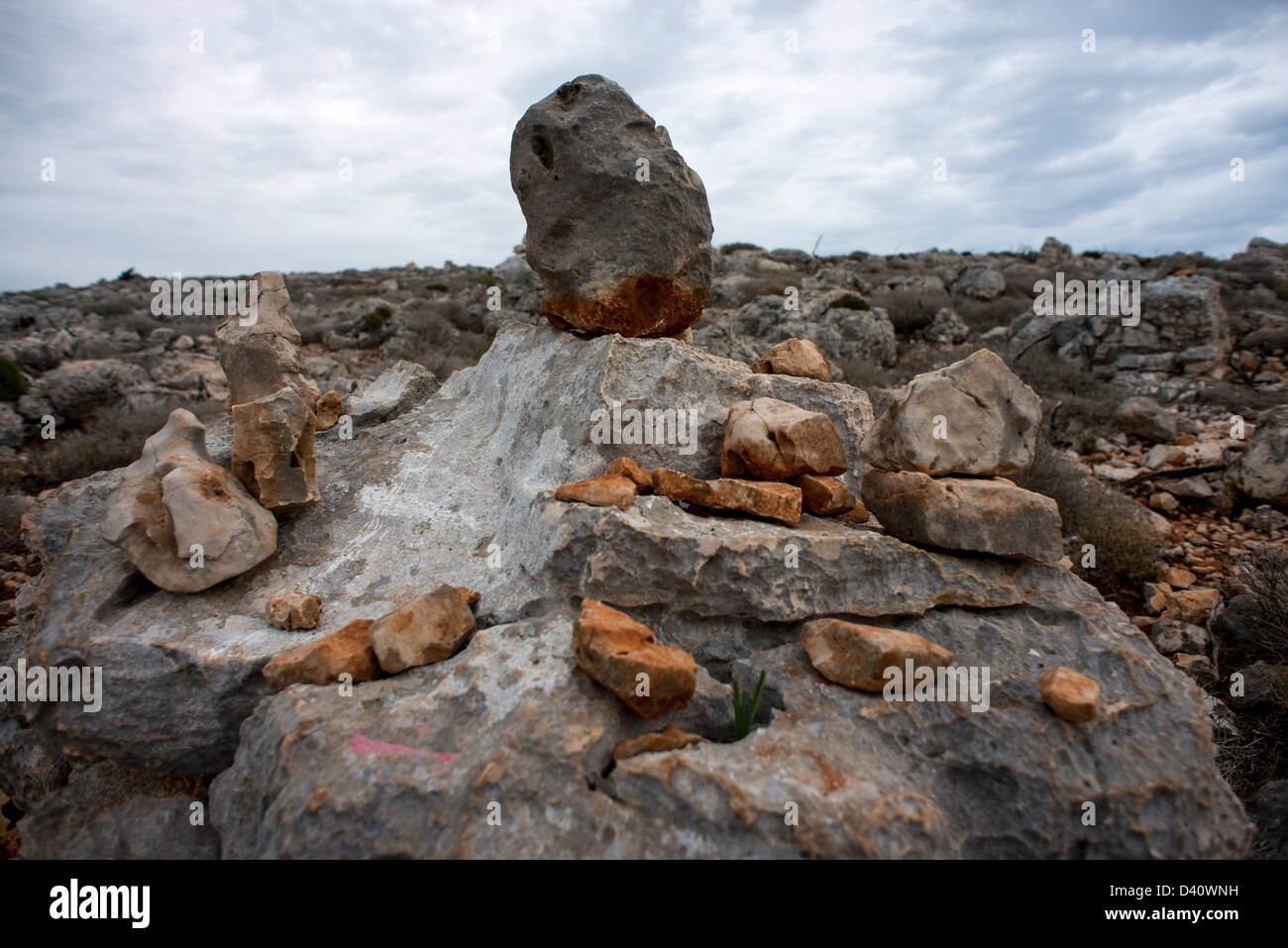 Abstraktes und spontanes Rock Skulpturen auf dem Hochplateau von einer griechischen Insel Stockfoto