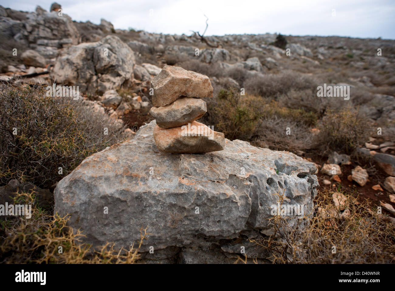 Abstraktes und spontanes Rock Skulpturen auf dem Hochplateau von einer griechischen Insel Stockfoto