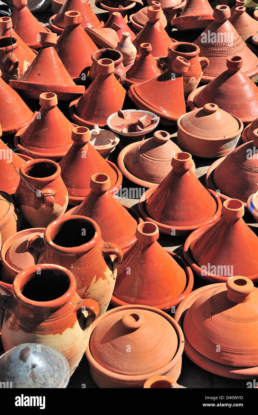 Terrakotta-Tajine für Verkauf in den Souk, Medina, Marrakesch, Marokko Stockfoto