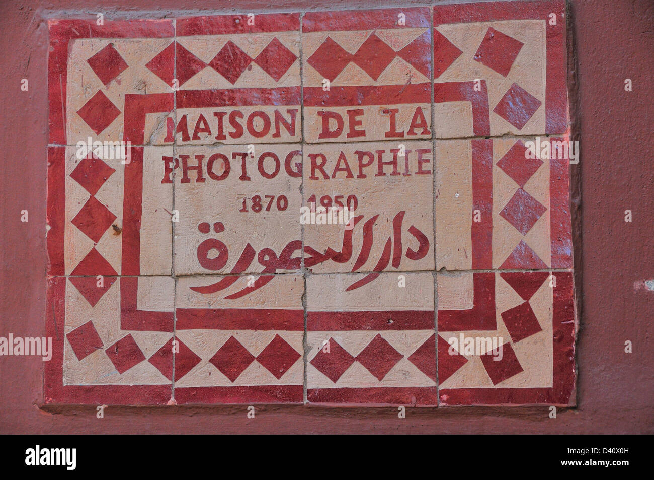 Gedenktafel vor dem Fotografie-Museum (Maison De La Photographie) in der Medina, Marrakesch (Marrakech), Marokko Stockfoto