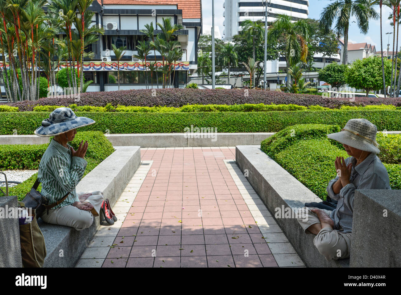 Asien Malaysia Kuala Lumpur Merdeka Square zwei Frauen in der meditation Stockfoto