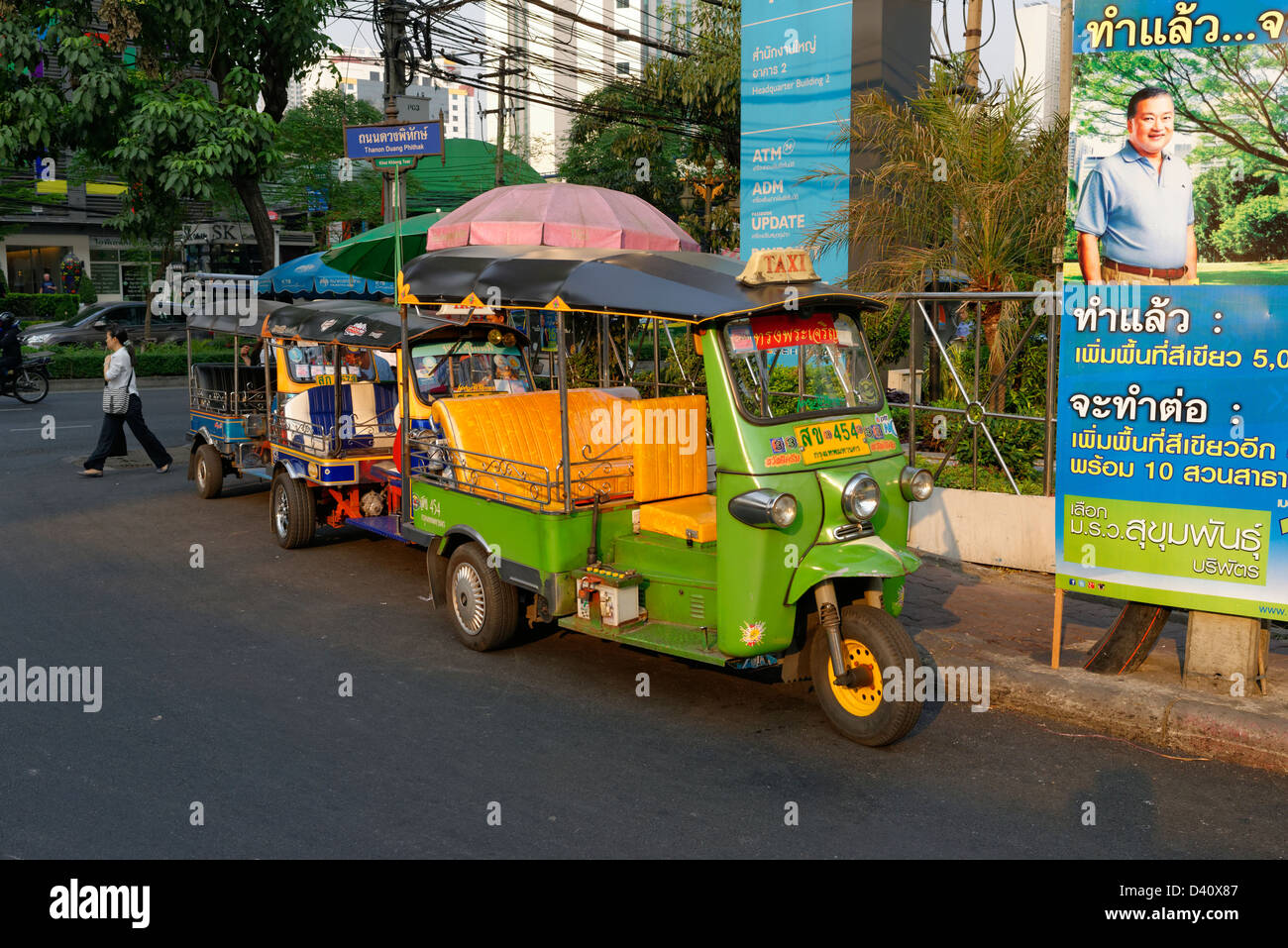 Taxi-Rang - eine Reihe von tut tut (Tuk Tuk) öffentliche Verkehrsmittel in Bangkok, Thailand, Stockfoto