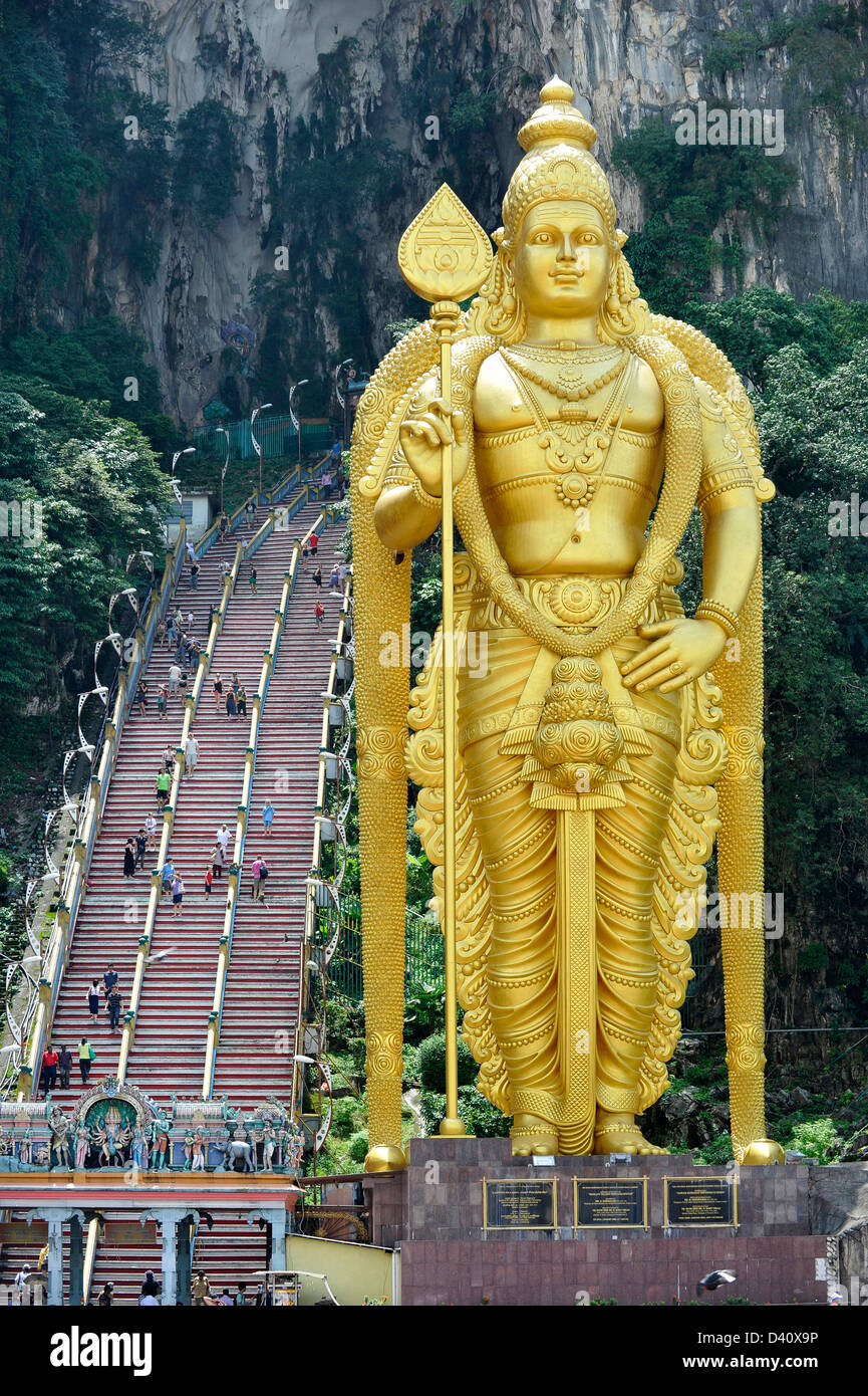 Asien Malaysia Kuala Lumpur Hindu Tempel Batu Höhle Treppe zur Höhle und die gigantische, goldene Statue der Gottheit Murugan Stockfoto