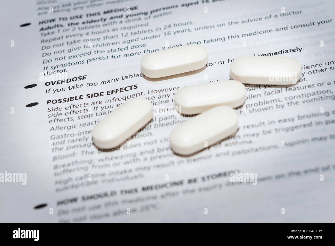 Weißen Pillen Faltblatt über mögliche Nebenwirkungen und Überdosis Stockfoto