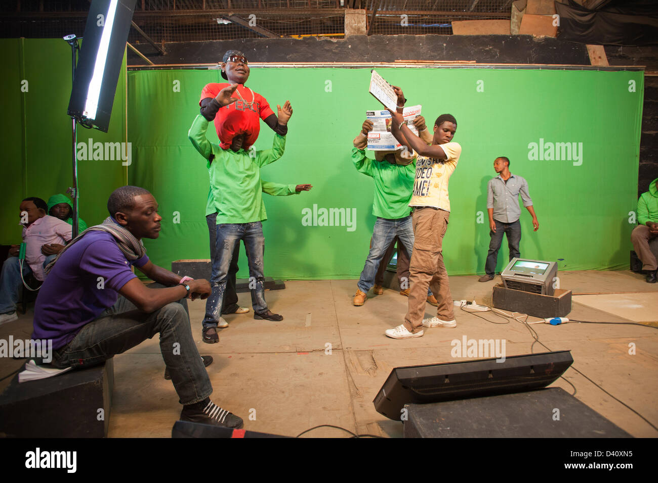 Nairobi, Kenia. 26. Februar 2013. Hinter den Kulissen von Kenias Polit-Satire "Die XYZ-Show" Puppenspieler film die Wahlen 2013 spezielle gegen einen grünen Bildschirm. Stockfoto