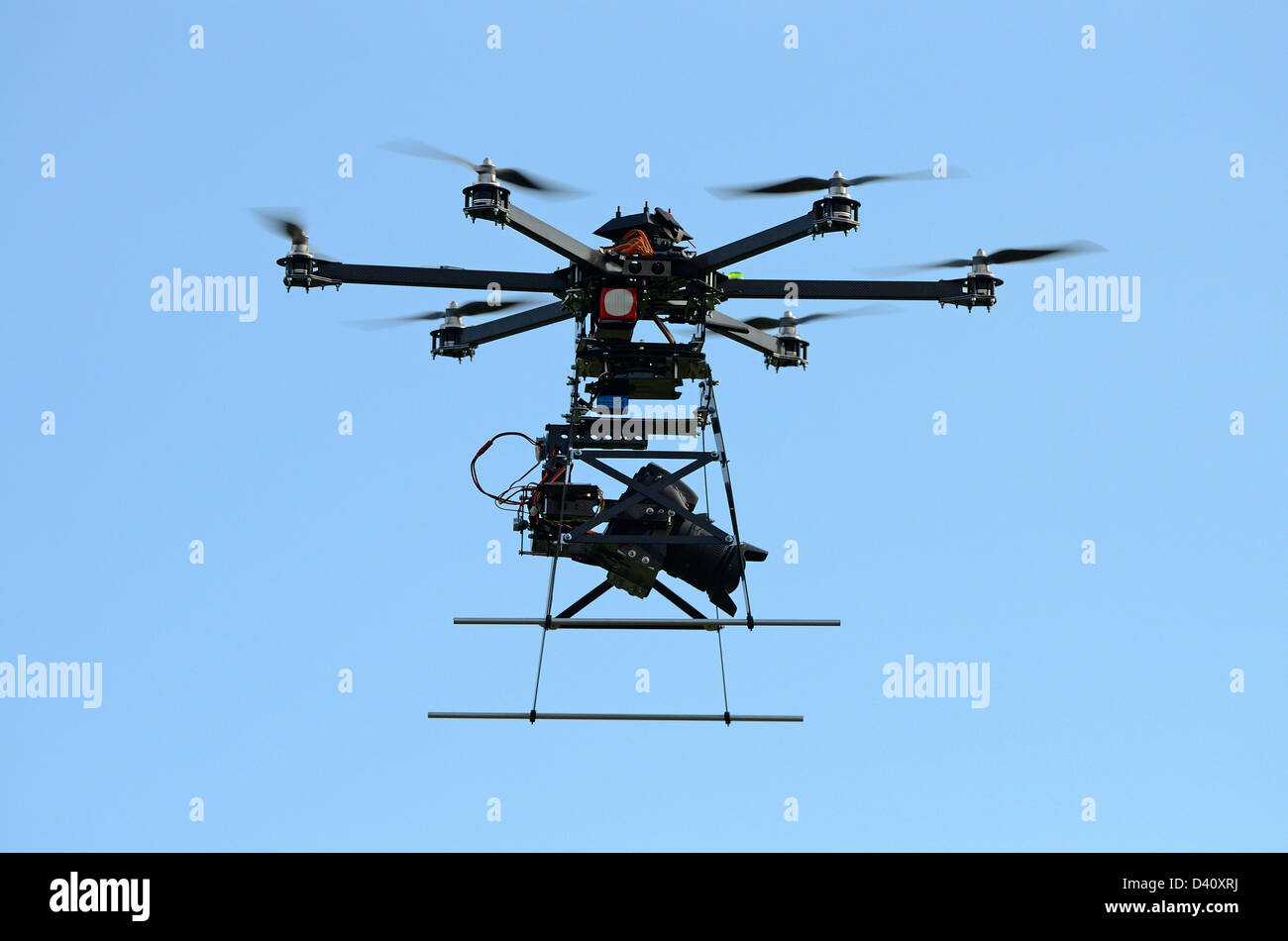 Drone im Flug und Digitalkamera auf einem fliegenden Unmanned Aerial Vehicle (UAV), mit sechs Rotoren, verwendet Luftaufnahmen oder filmen hautnah Stockfoto