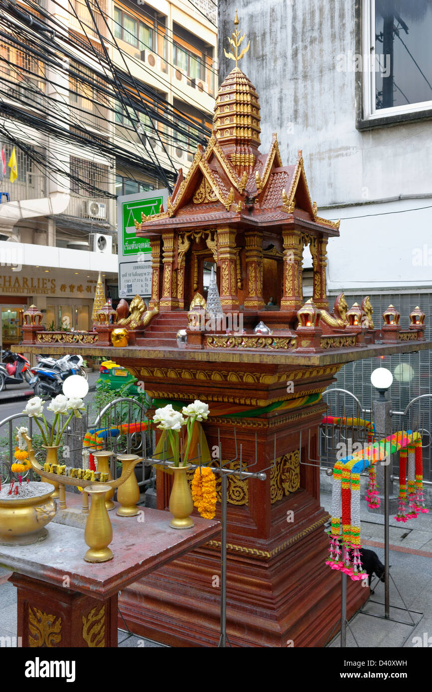 Straße der buddhistischen Schrein in Bangkok mit Blumen Stockfoto