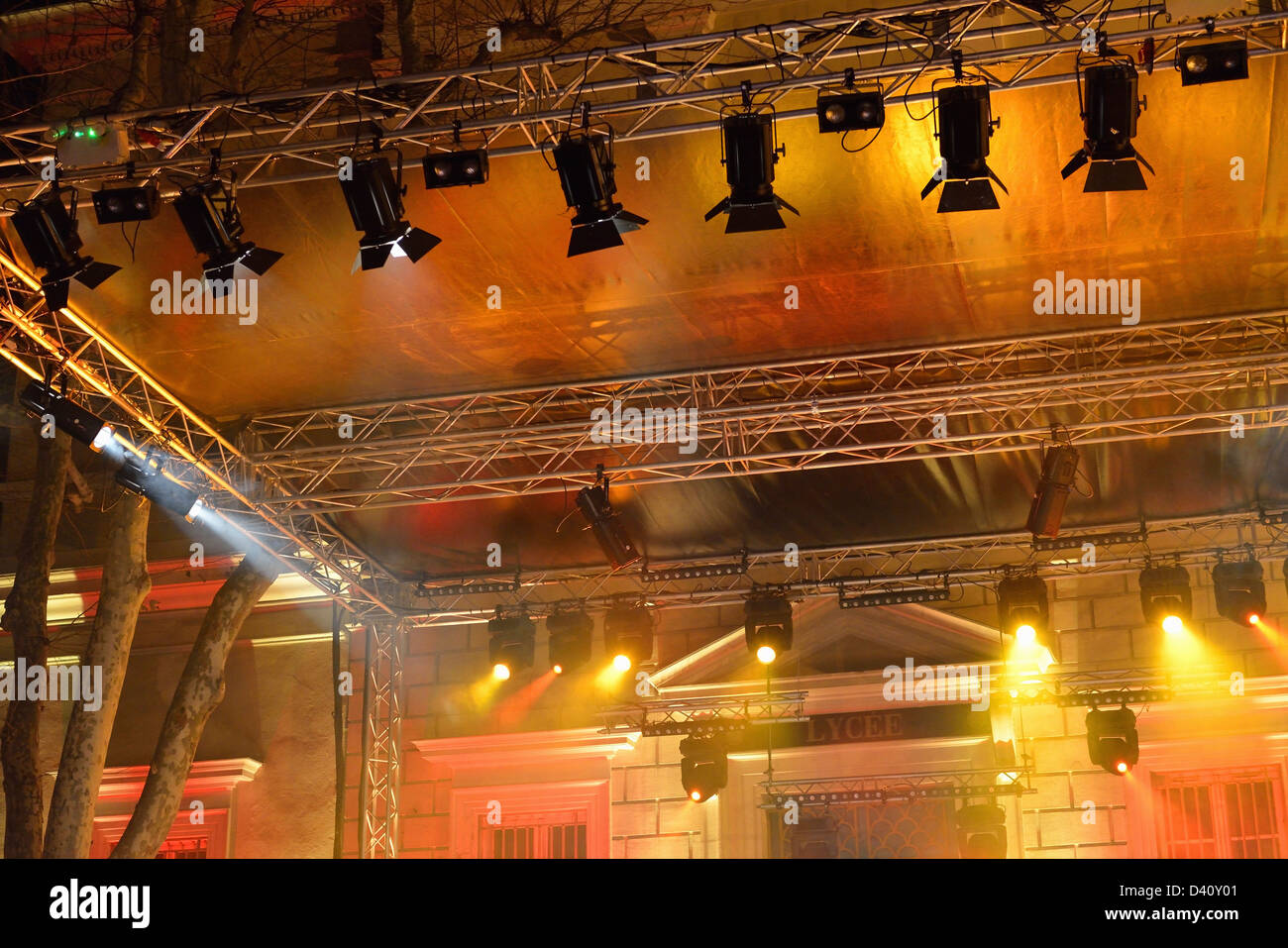 Bunte Scheinwerfer hängen auf einem Prüfstand auf ein Batten über Bühne während einer Aufführung Stockfoto