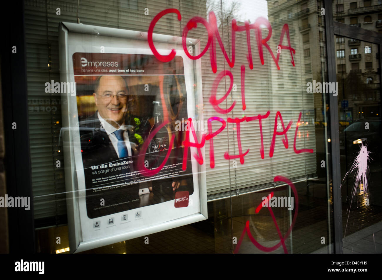 Gegen das Kapital "auf der Vorderseite einer Bank während der Studentendemonstration geschrieben. Der katalanische Student-Sektor ist streiken aus Protest gegen die Kürzungen der Regierung gegen die Universität und die Aufklärung der Öffentlichkeit. Am Ende der Demonstration wurden Zusammenstöße mit der Polizei und Angriffe auf Banken. Stockfoto