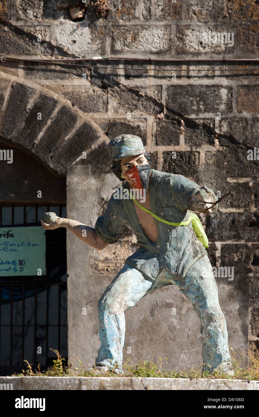 Eine Statue von einem maskierten Sandinista Kämpfer werfen etwas aus Protest in Leon Nicaragua Stockfoto