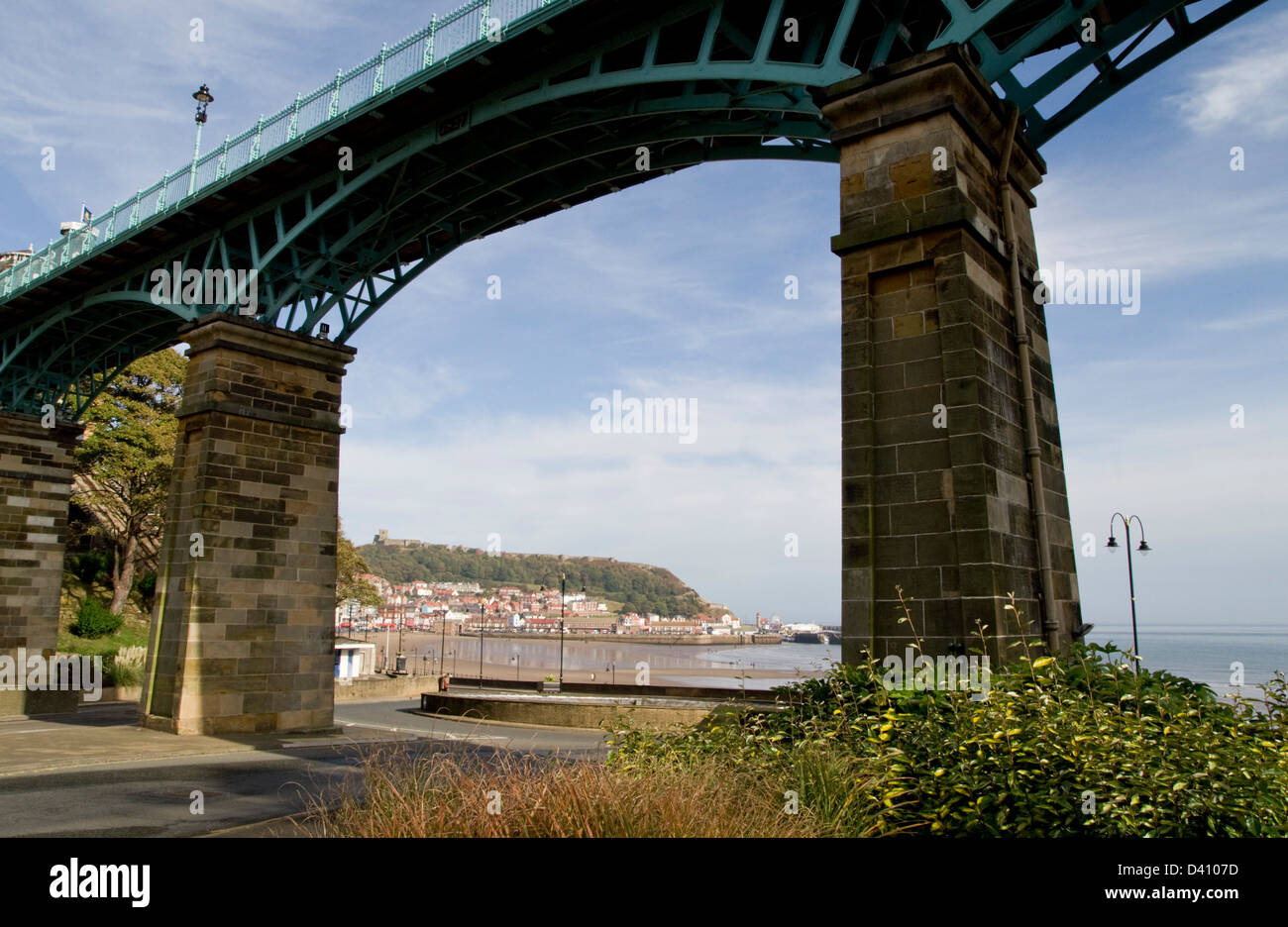 Die Küsten-Badeort Scarborough, umrahmt von der Spa-Brücke Stockfoto Die Küsten-Badeort Scarborough, umrahmt von der Spa-Brücke Stockfoto