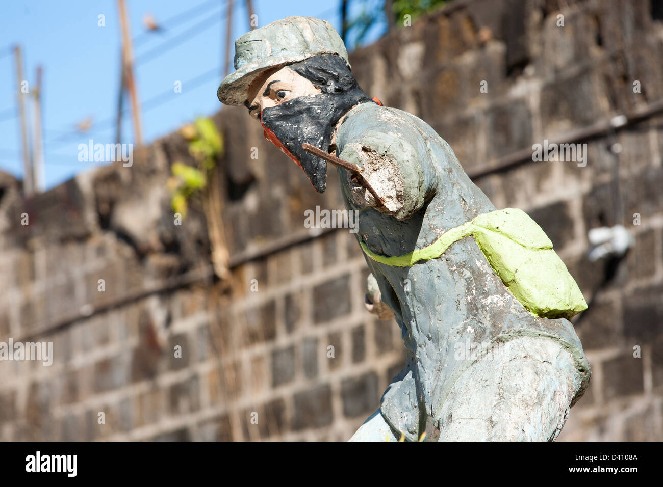 Eine Statue von einem maskierten Sandinista Kämpfer werfen etwas aus Protest in Leon Nicaragua Stockfoto