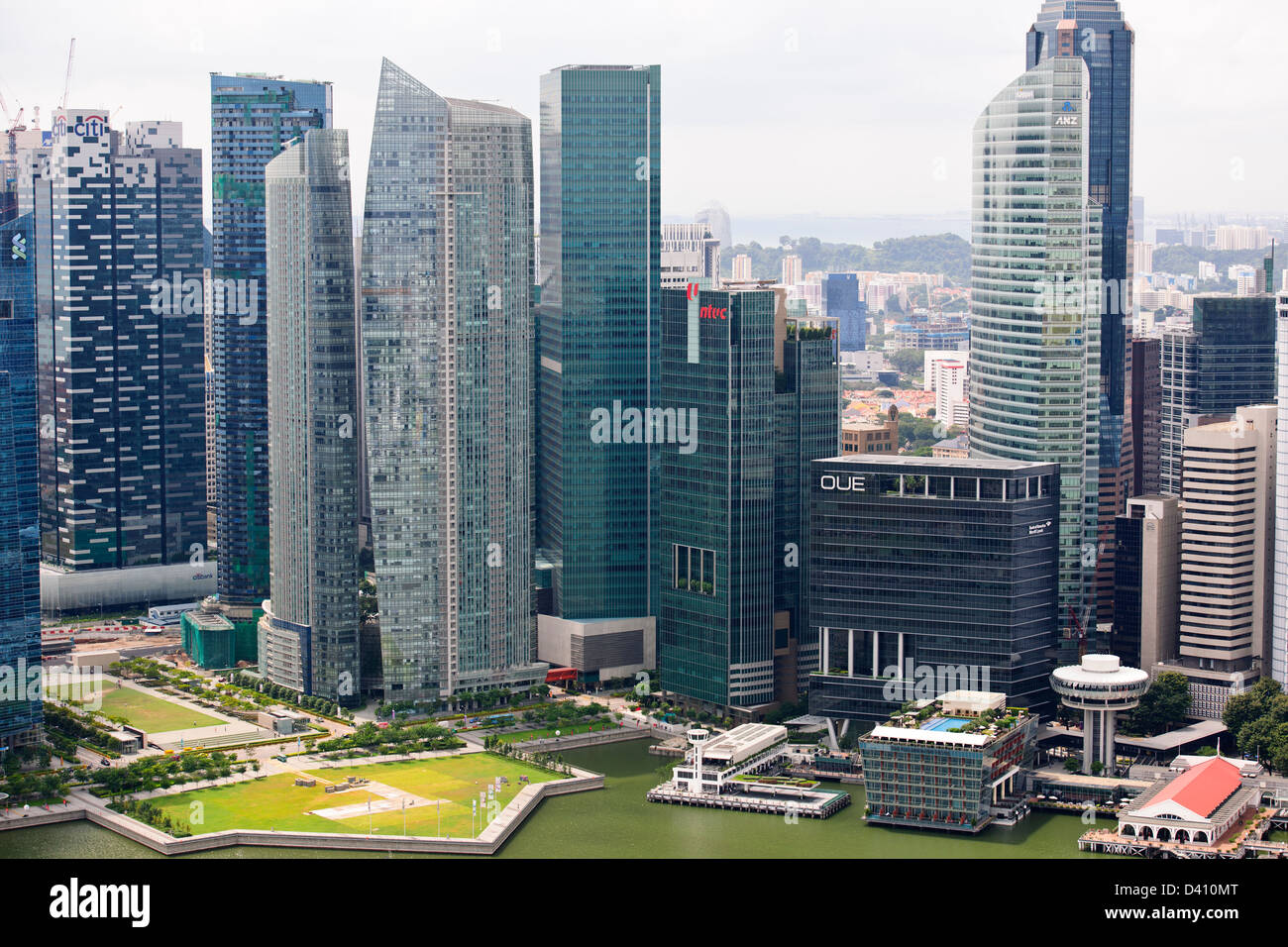 Marina Bay Sands Deck Ansichten, Gärten durch die Bucht Singapur Flyer(Ferris Wheel) Helix Brücke, Schiffe an Anker, Singapur Stockfoto