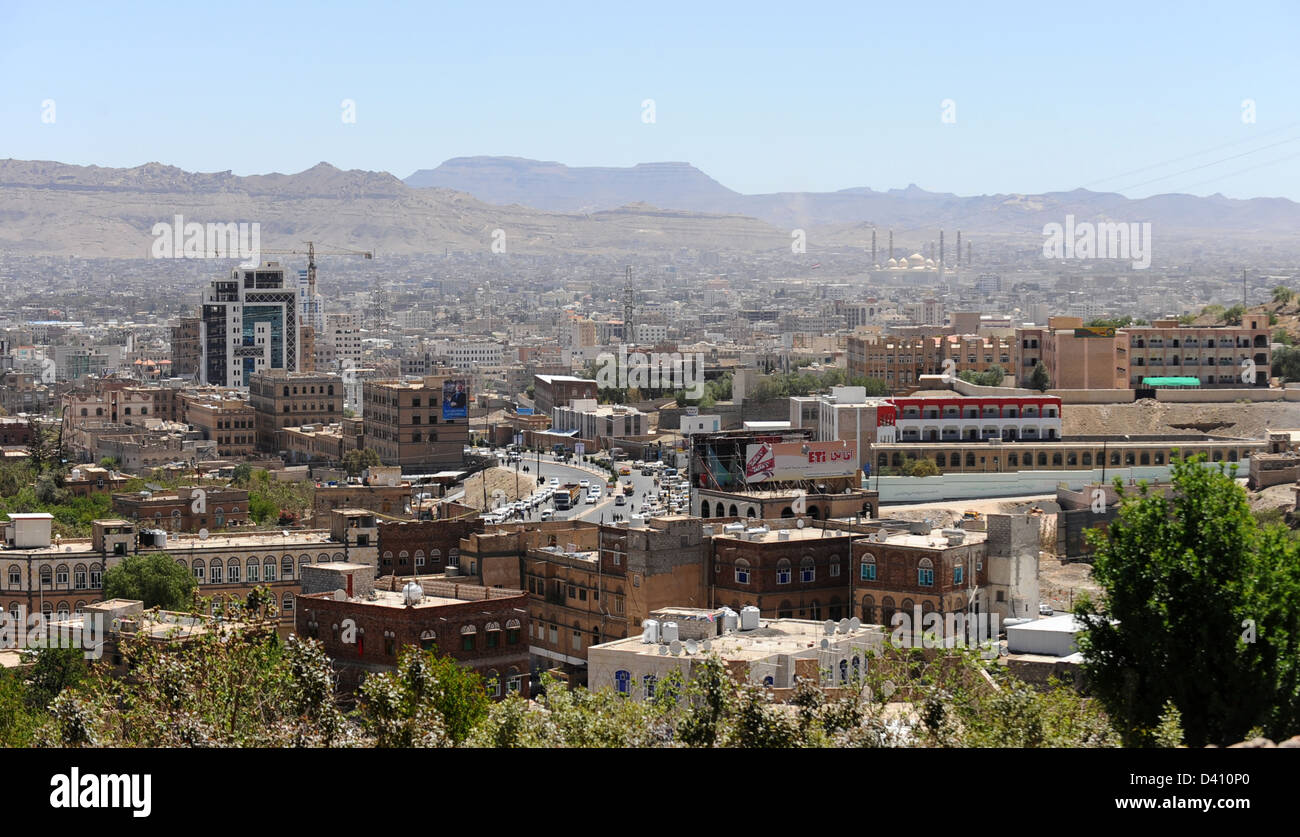 Blick über die Stadt Sanaa, der Hauptstadt des Jemen. Vulkanische Hügel bilden eine natürliche Barriere rund um die Stadt. Stockfoto