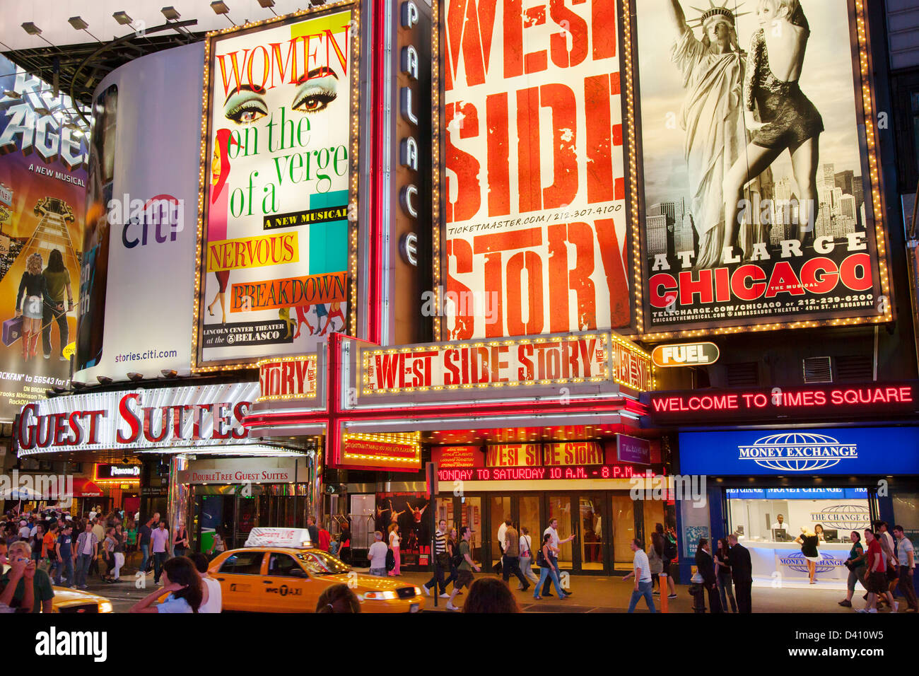 Broadway Anzeichen entlang der 42nd Street am Times Square, New York City, USA Stockfoto