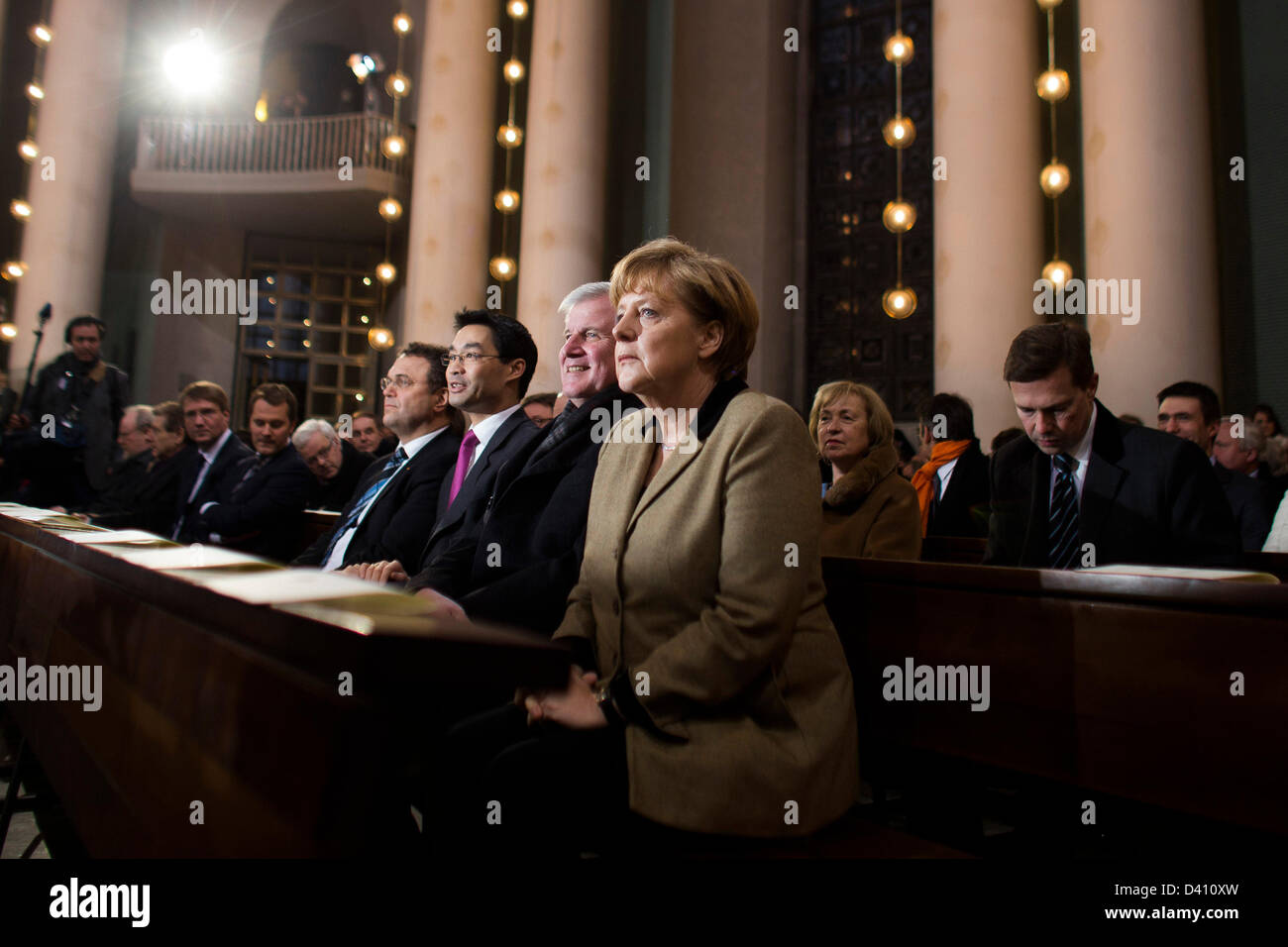 Berlin, Deutschland. 28. Februar 2013. Bundeskanzlerin Angela Merkel, bayerischen Staat Gouverneur Horst Seehofer, wirtschaftliche Minister Philipp Roesler und Innenminister Hans-Peter Friedrich, von rechts, eine Danksagung Verehrung für ausgehende Papst Benedikt XVI. an der St.-Hedwigs-Kathedrale in Berlin, Donnerstag, 28. Februar 2013. 20:00 scharf ist Benedikt der erste Papst in 600 Jahren zum Rücktritt. Foto: Markus Schreiber/Dpa/Alamy Live News Stockfoto